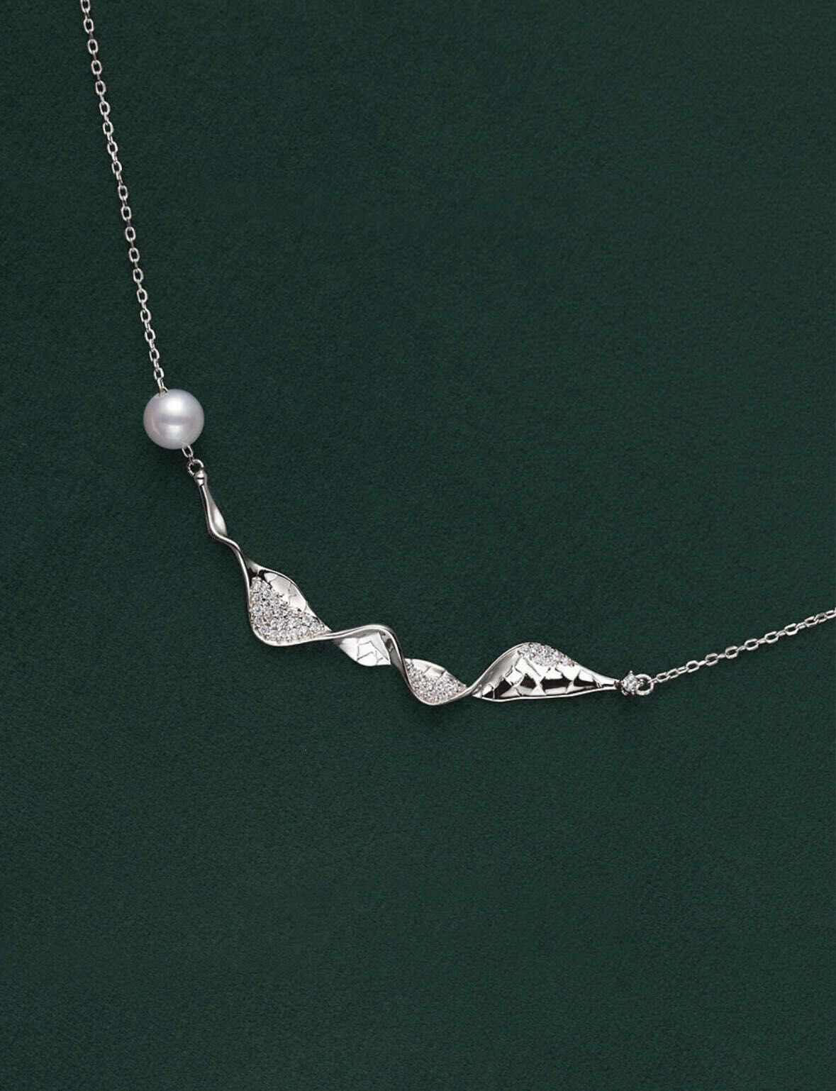 ALODIA VINTAGE MOON RIVER NECKLACE IN 925 SILVER WITH 14K GOLD FINISH AND ZIRCON AND SHELL PEARLS