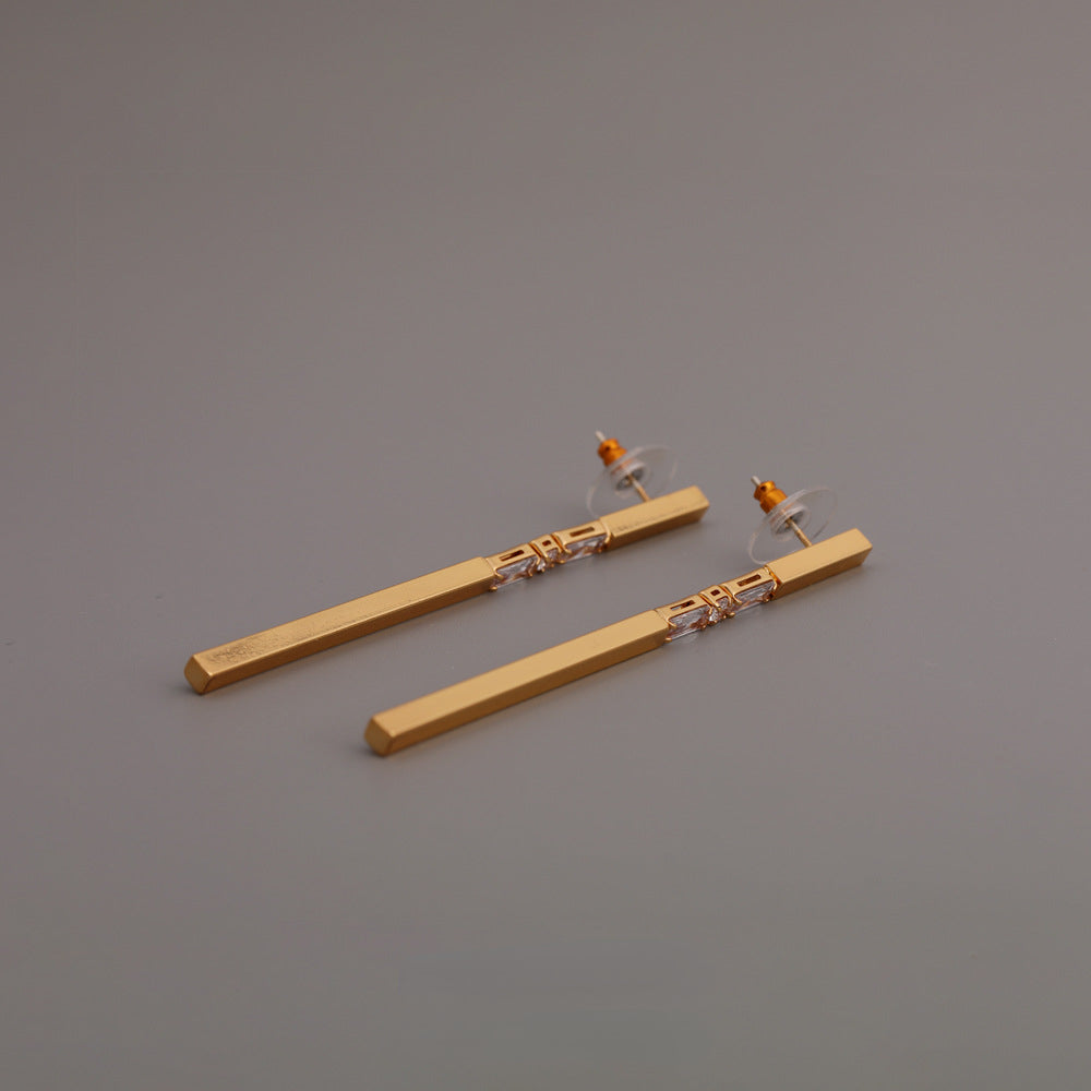ALODIA ELEGANT EARRING IN BRASS WITH 18K GOLD FINISH AND ZIRCON
