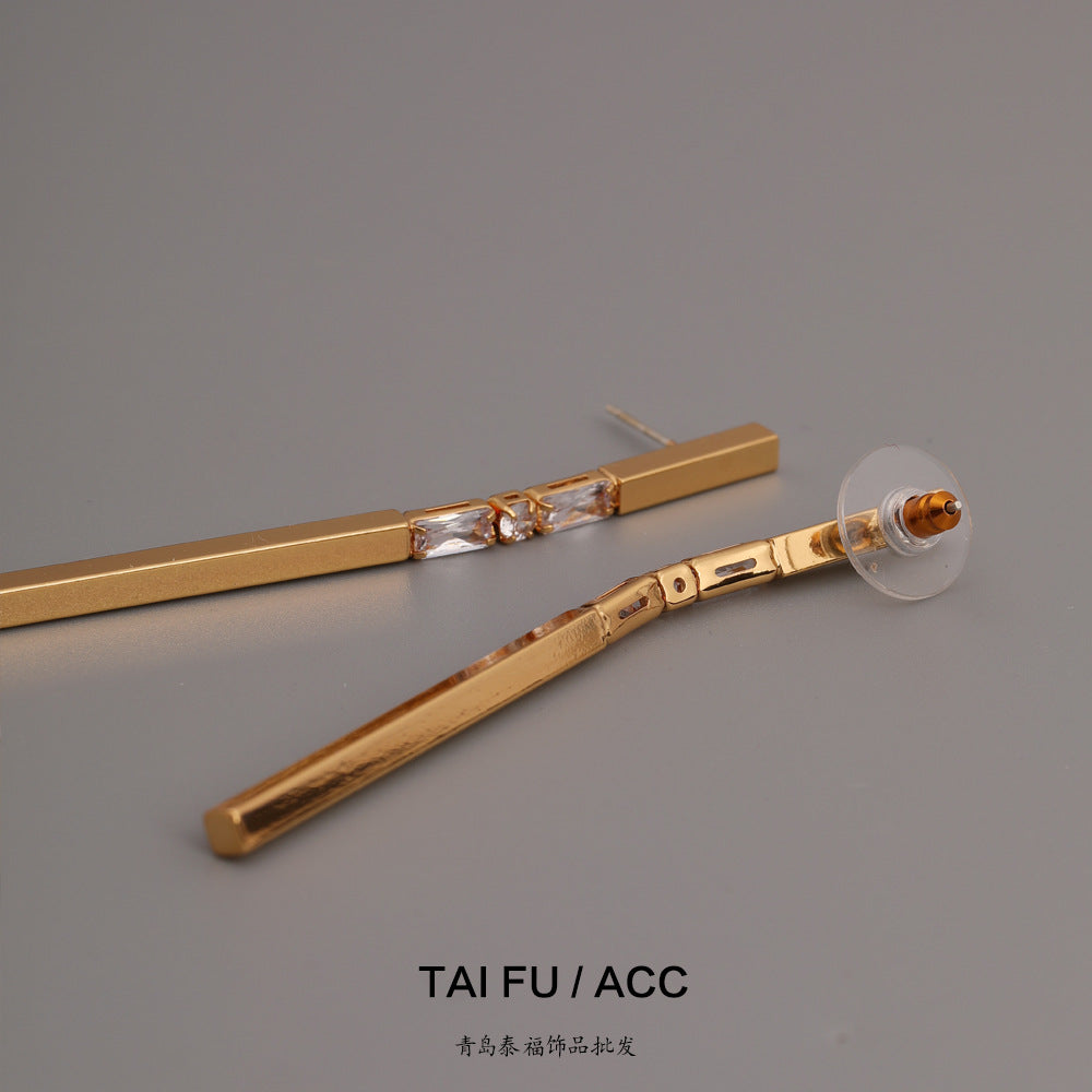 ALODIA ELEGANT EARRING IN BRASS WITH 18K GOLD FINISH AND ZIRCON
