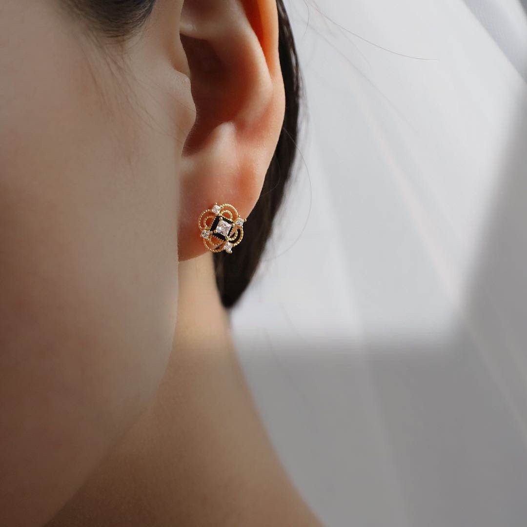 ALODIA VINTAGE LOVELY ROCOCO EARRING IN 925SILVER WITH 14K GOLD FINISH AND 5A ZIRCON AND BLACK ONYX