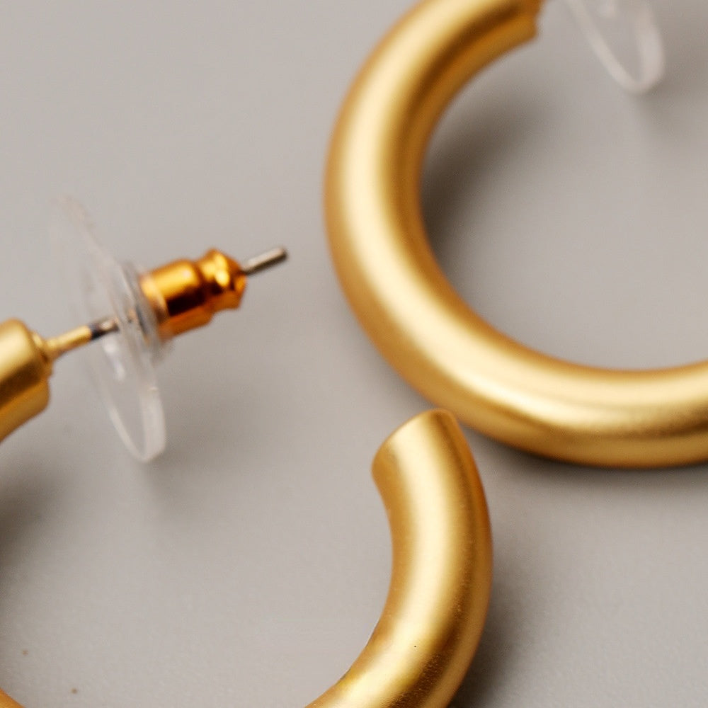 ALODIA EARRING C-SHAPED IN BRASS WITH 18K GOLD FINISH