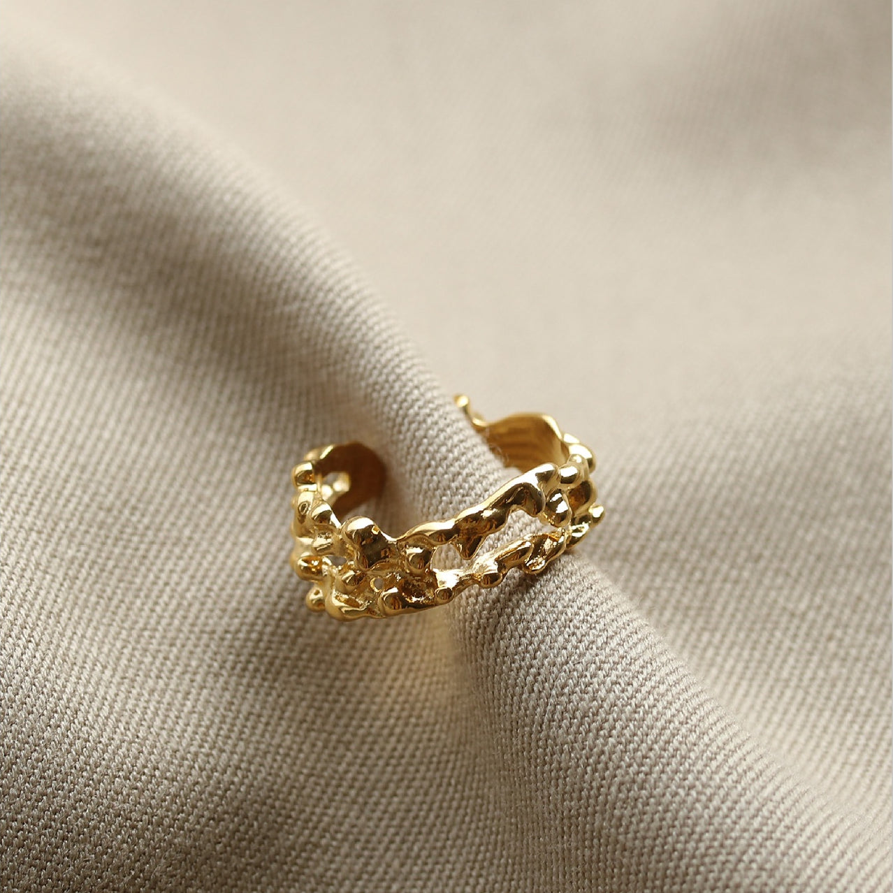 ALODIA FLOWING RING IN BRASS WITH 18K GOLD FINISH