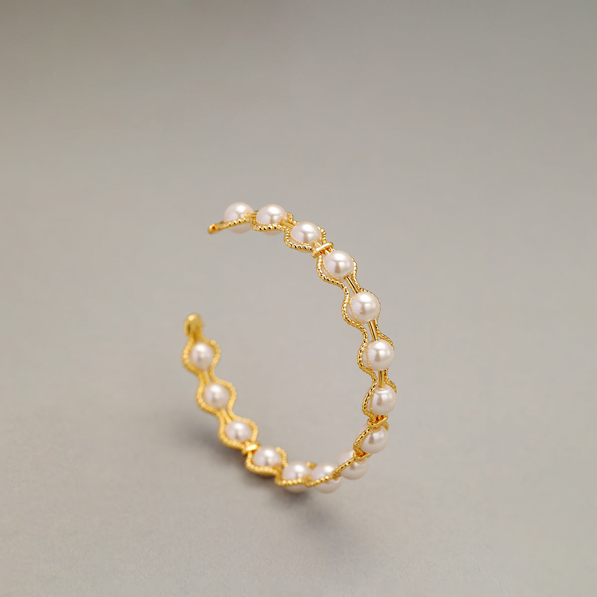 ALODIA VINTAGE STYLE BRACELET IN BRASS WITH 18K GOLD FINISH AND FRESHWATER PEARLS