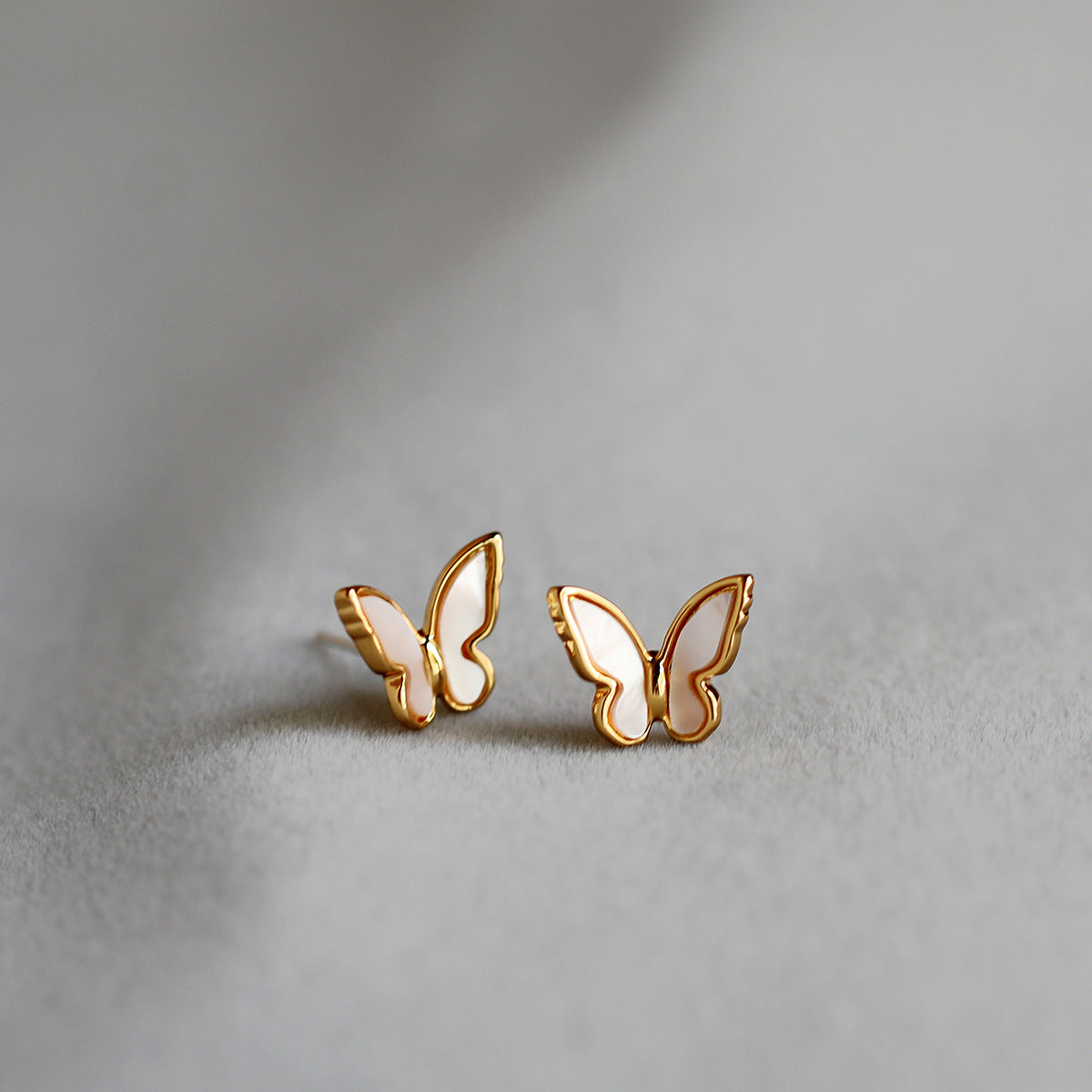 ALODIA BUTTERFLY EARRING ELEGANT IN BRASS WITH 18K GOLD FINISH AND MOTHER-OF-PEARL