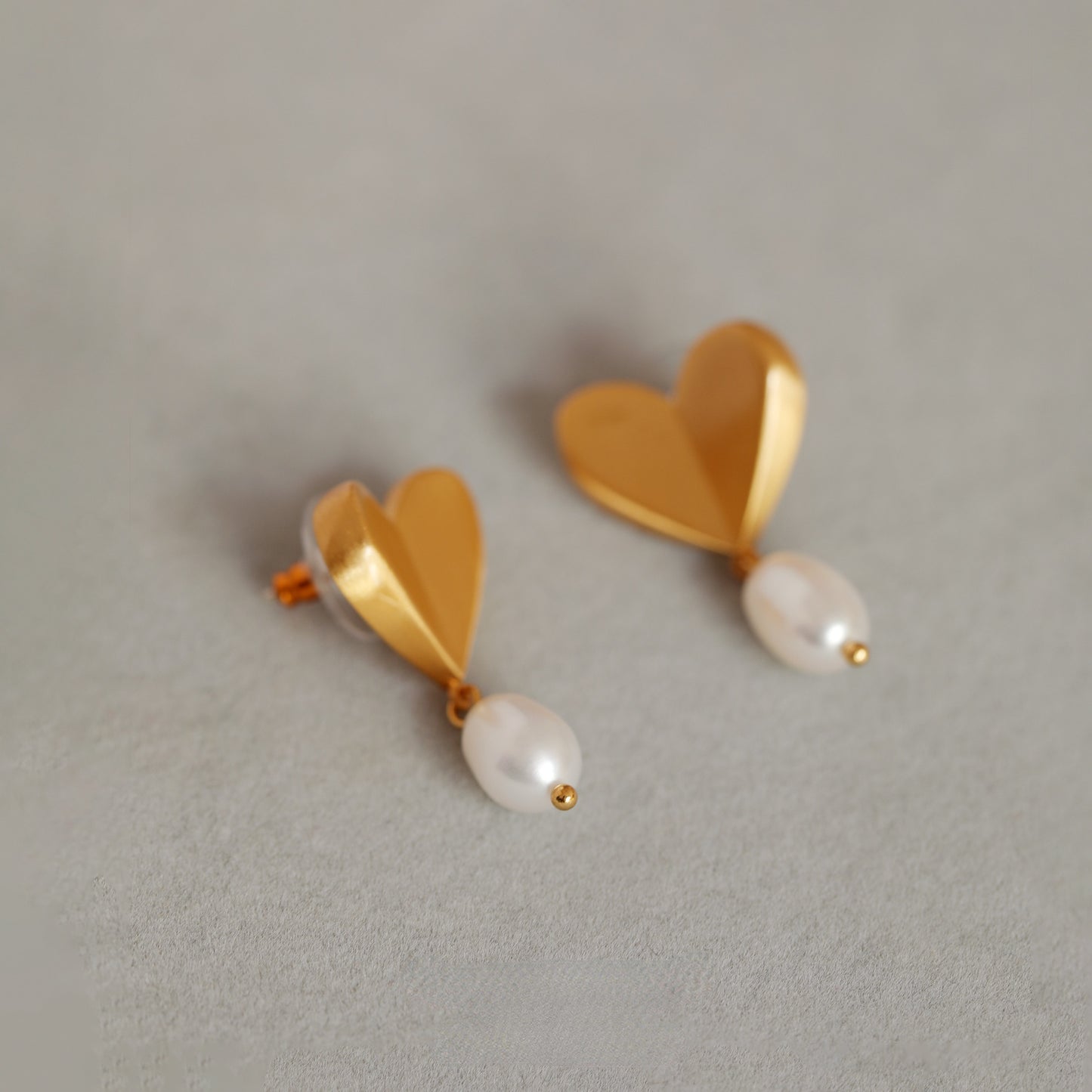 ALODIA LOVE EARRING IN BRASS WITH 18K GOLD FINISH AND BAR0QUE PEARLS