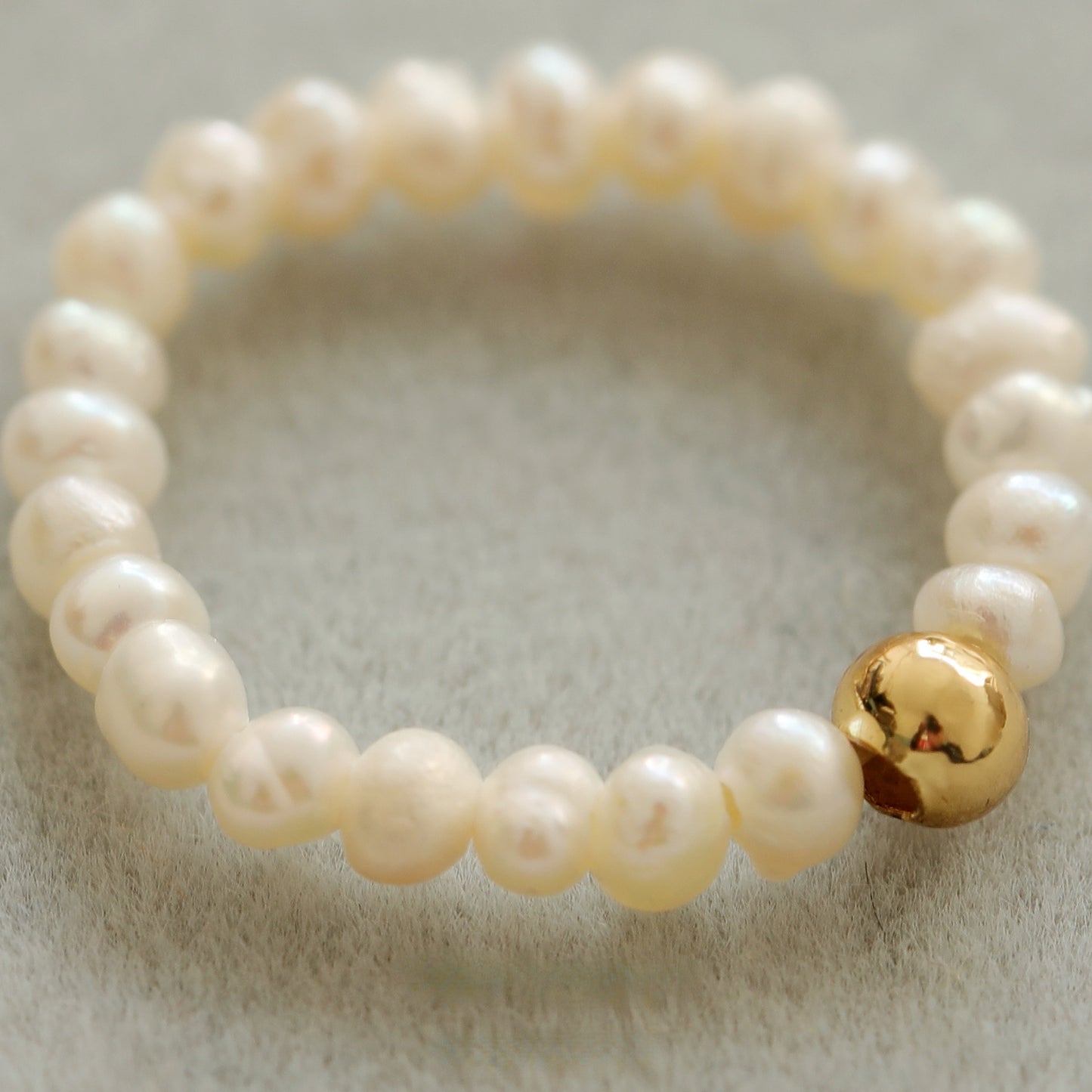 ALODIA
SMALL WHITE LOVELY RING IN 925 SILVER BEAD AND FRESHWATER PEARLS