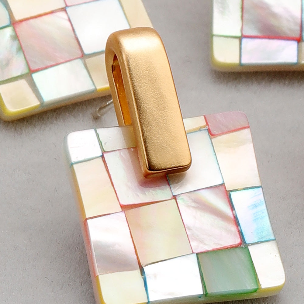 ALODIA EARRING IN BRASS WITH 18K GOLD FINISH AND MOTHER-OF-PEARL