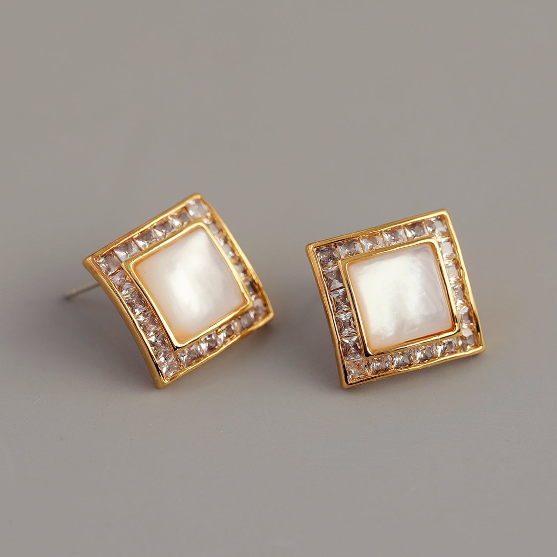 ALODIA VINTAGE STYLE EARRING IN BRASS WITH 18K GOLD FINISH AND MOTHER-OF-PEARL AND ZIRCON
