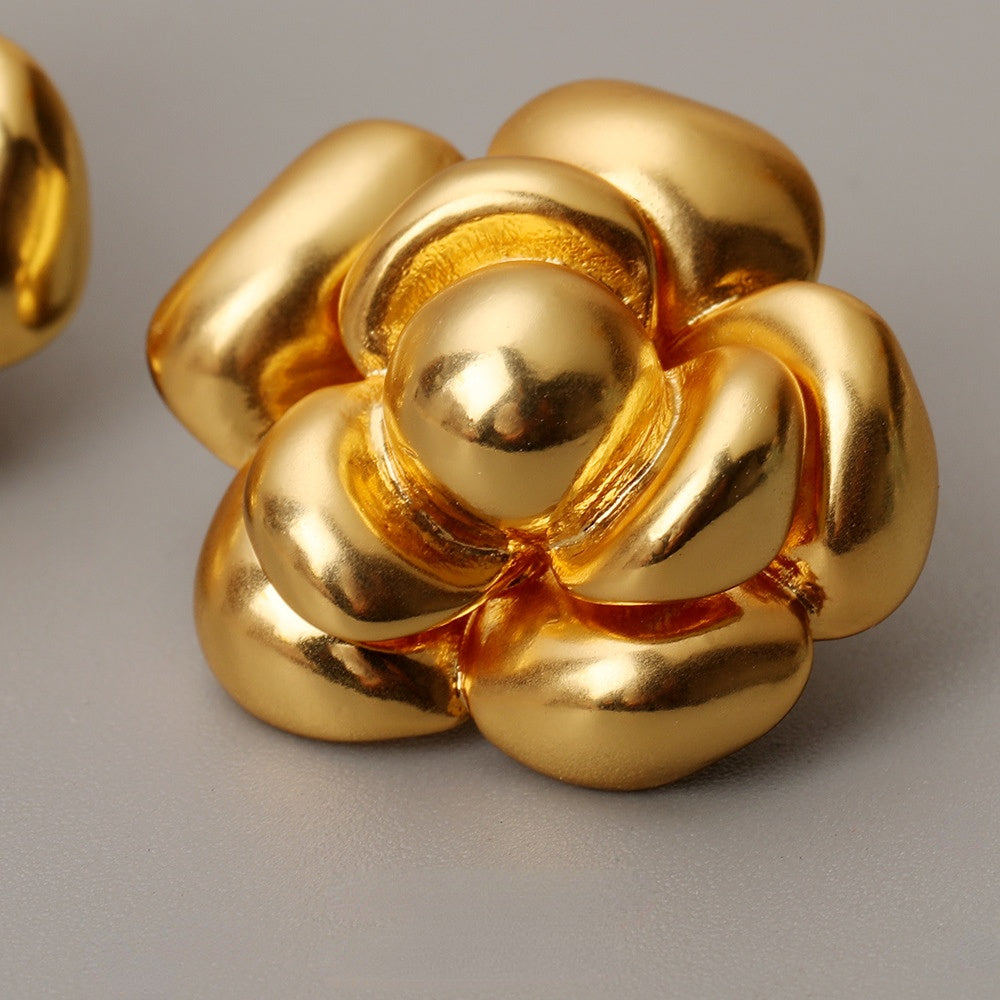 ALODIA VINTAGE STYLE FLOWER EARRING IN BRASS WITH 18K GOLD FINISH