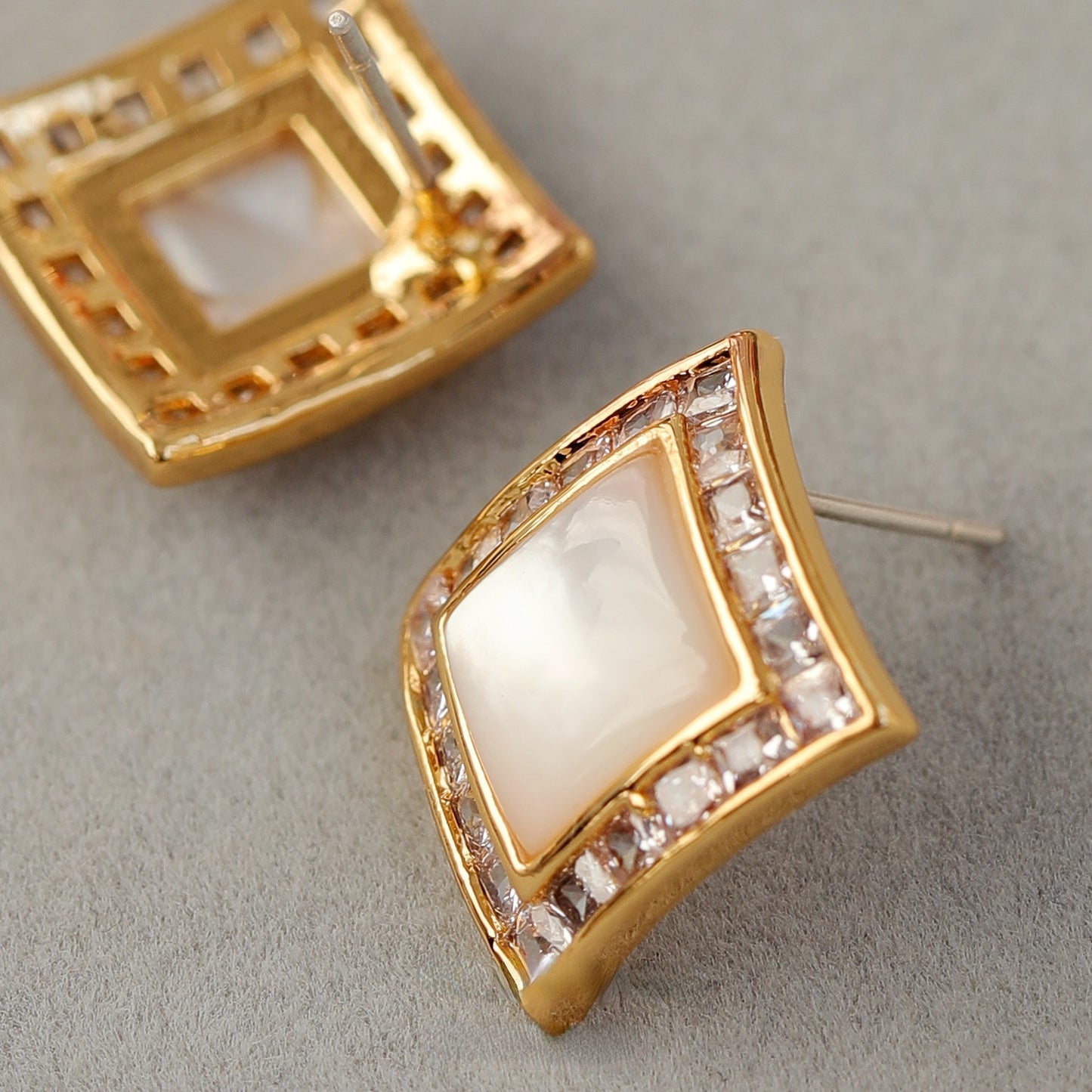 ALODIA VINTAGE STYLE EARRING IN BRASS WITH 18K GOLD FINISH AND MOTHER-OF-PEARL AND ZIRCON