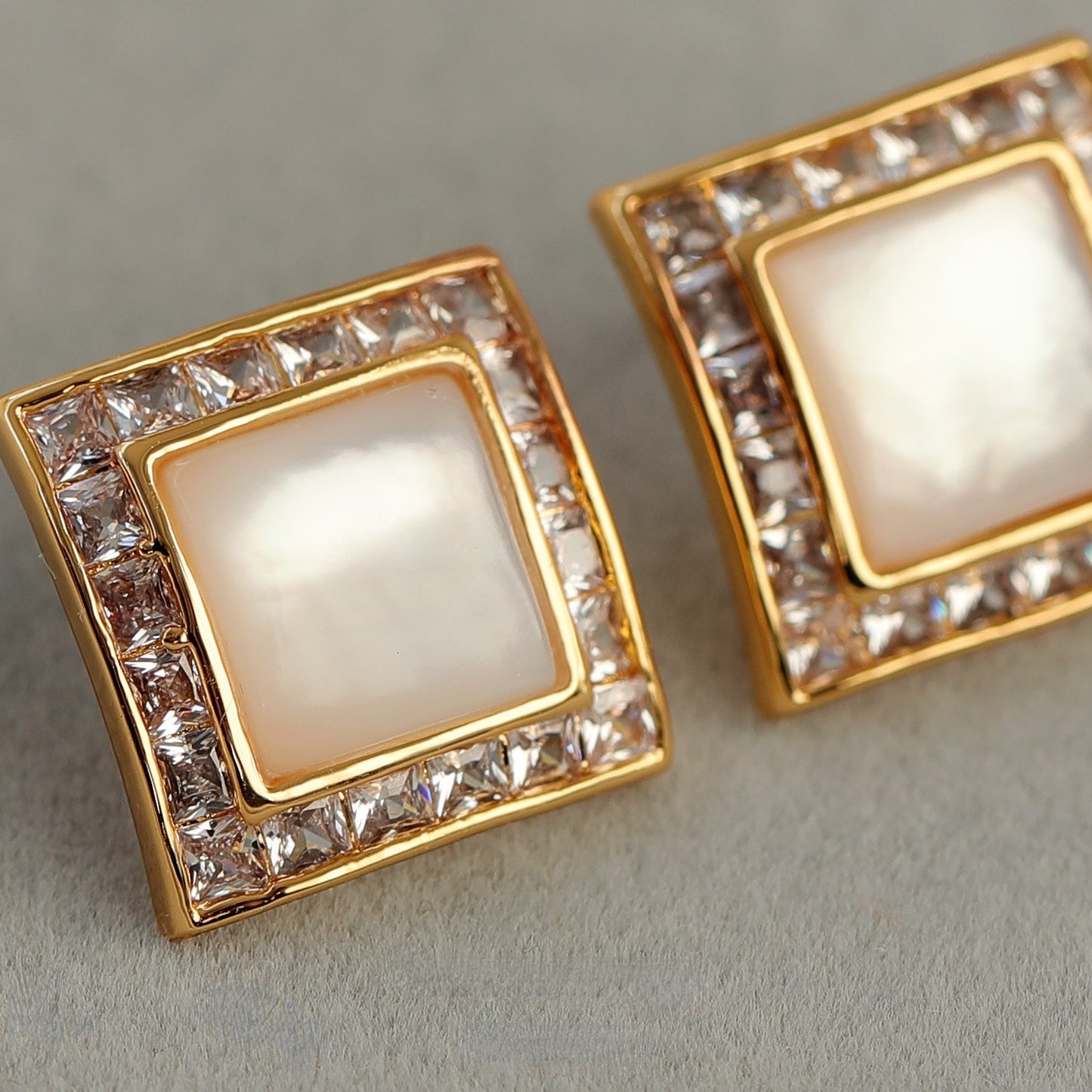 ALODIA VINTAGE STYLE EARRING IN BRASS WITH 18K GOLD FINISH AND MOTHER-OF-PEARL AND ZIRCON