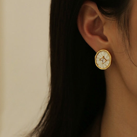 ALODIA EARRING ELEGANT IN BRASS WITH 18K GOLD FINISH AND MOTHER-OF-PEARL AND ZIRCON