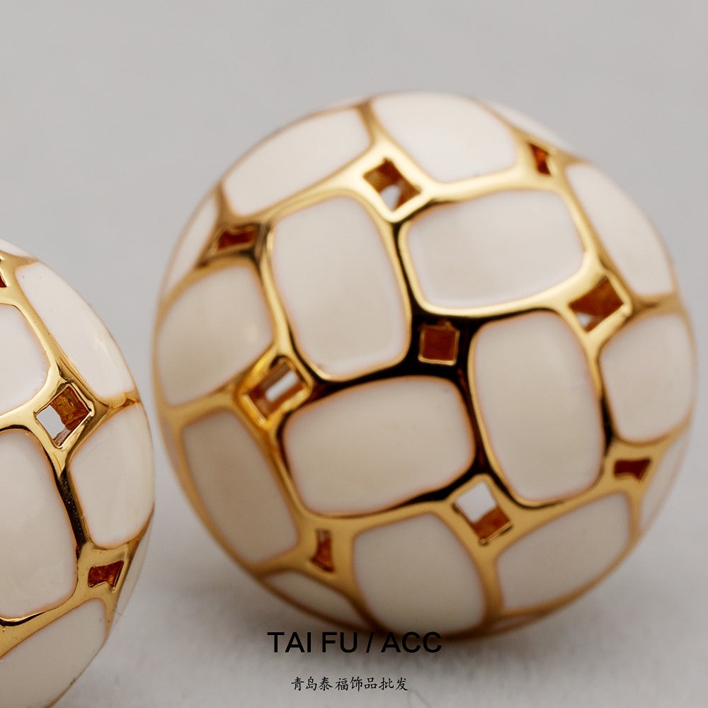 ALODIA VINTAGE STYLE EARRING IN BRASS WITH 18K GOLD FINISH AND ENAMEL
