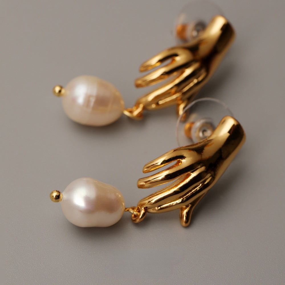ALODIA EARRING IN BRASS WITH 18K GOLD FINISH AND BAR0QUE PEARLS