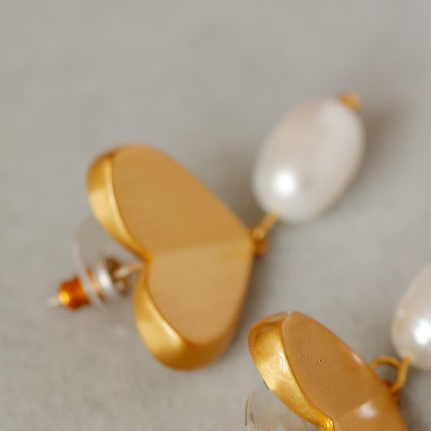 ALODIA LOVE EARRING IN BRASS WITH 18K GOLD FINISH AND BAR0QUE PEARLS