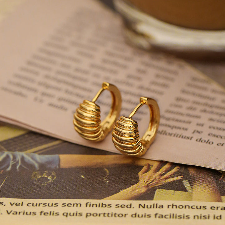 ALODIA EARRING SCULPTURE ELEGANT IN BRASS WITH 18K GOLD FINISH