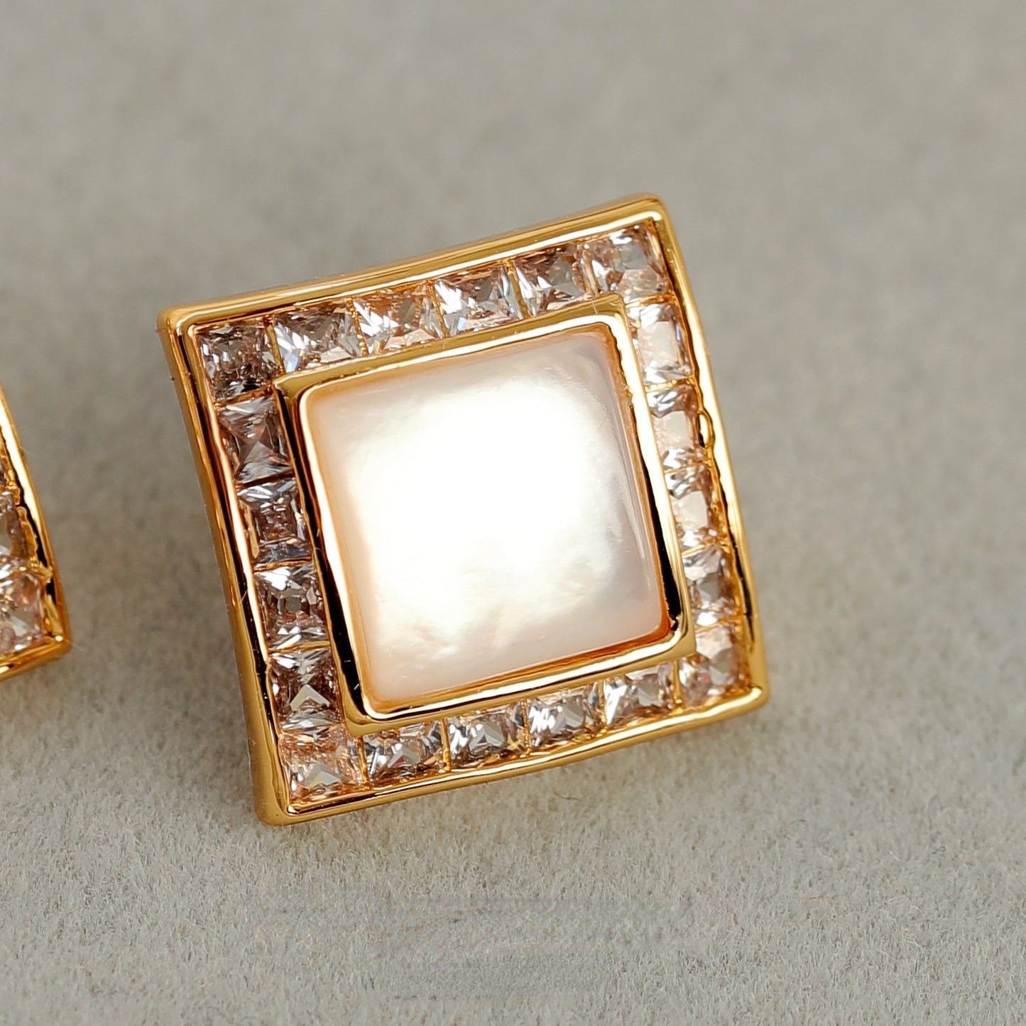 ALODIA VINTAGE STYLE EARRING IN BRASS WITH 18K GOLD FINISH AND MOTHER-OF-PEARL AND ZIRCON