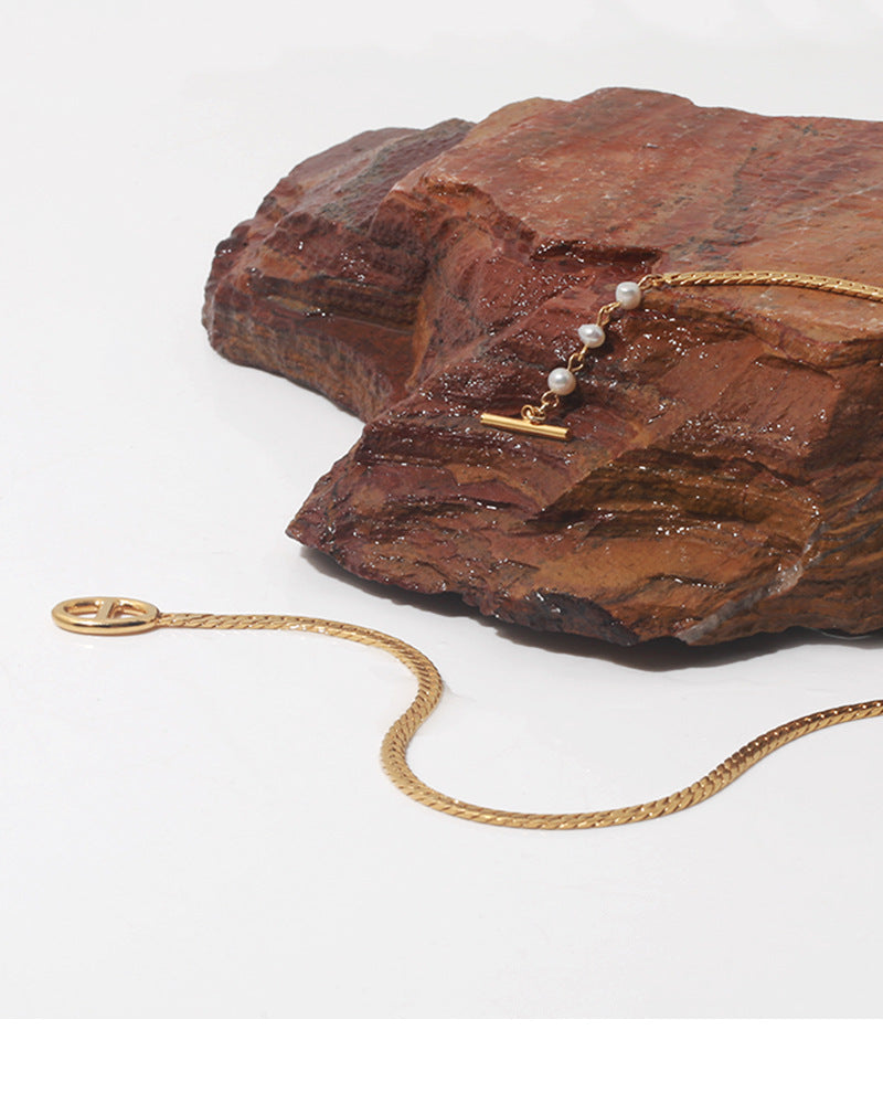 ALODIA NECKLACE IN BRASS WITH 18K GOLD FINISH AND BAROQUE PEARLS