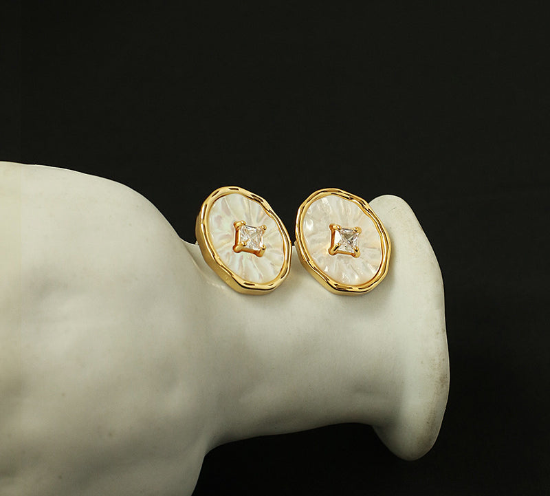 ALODIA EARRING ELEGANT IN BRASS WITH 18K GOLD FINISH AND MOTHER-OF-PEARL AND ZIRCON