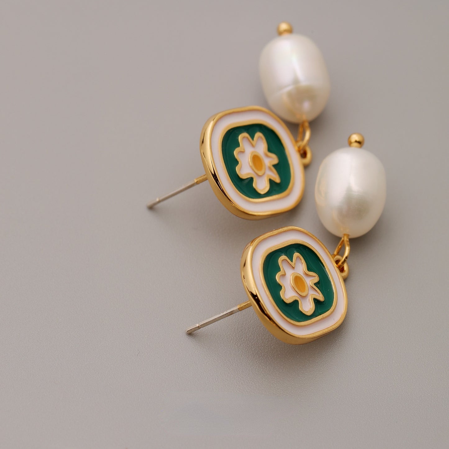 ALODIA EARRING IN BRASS WITH 18K GOLD FINISH ENAMEL AND BAR0QUE PEARLS