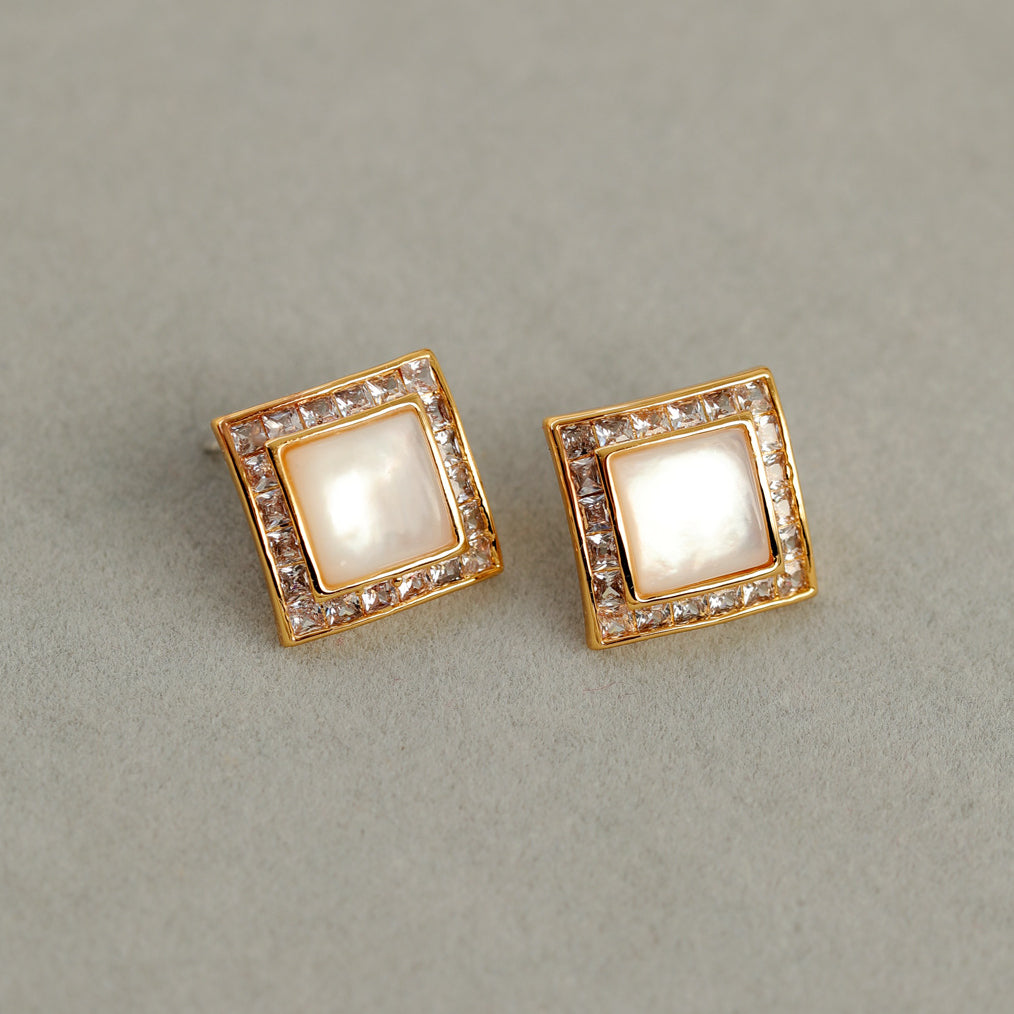 ALODIA VINTAGE STYLE EARRING IN BRASS WITH 18K GOLD FINISH AND MOTHER-OF-PEARL AND ZIRCON
