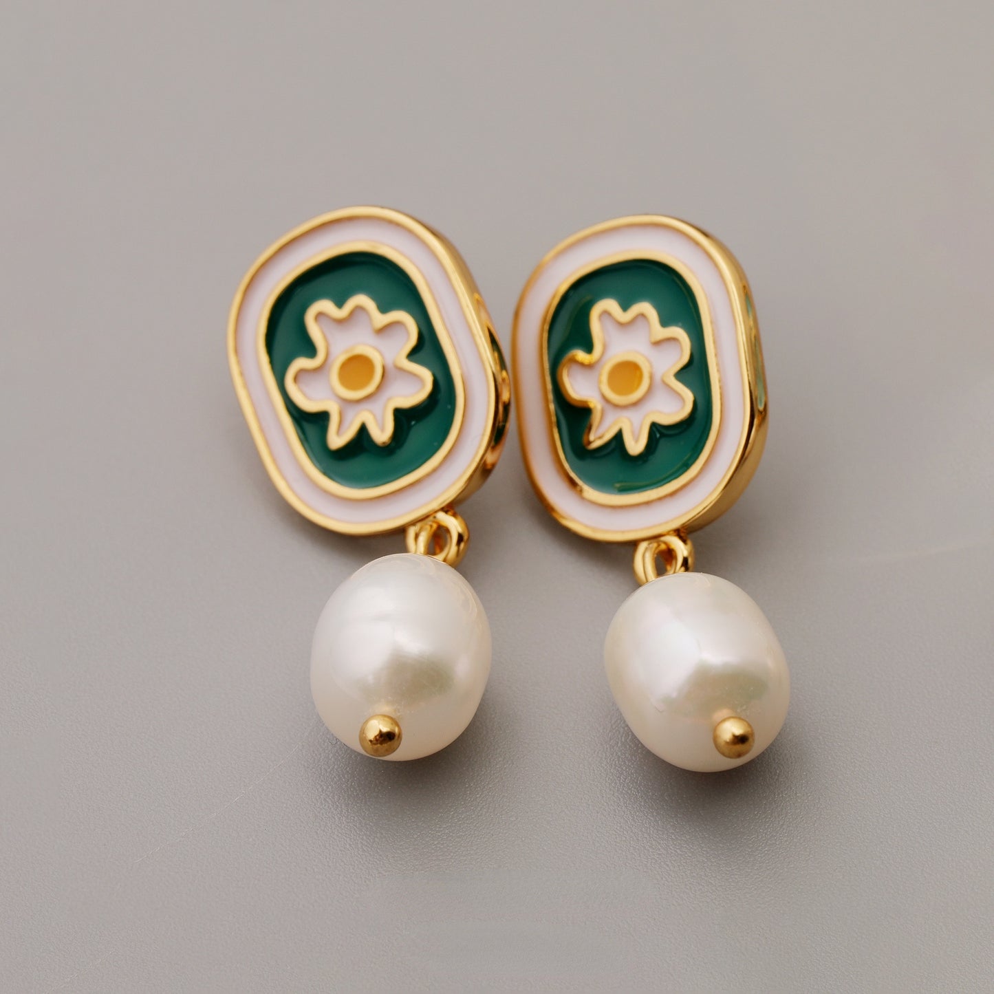 ALODIA EARRING IN BRASS WITH 18K GOLD FINISH ENAMEL AND BAR0QUE PEARLS