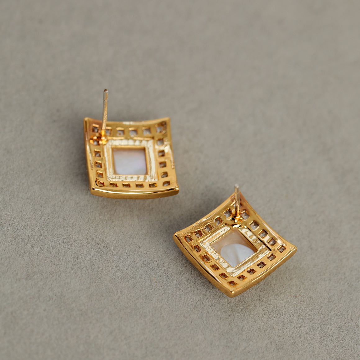 ALODIA VINTAGE STYLE EARRING IN BRASS WITH 18K GOLD FINISH AND MOTHER-OF-PEARL AND ZIRCON
