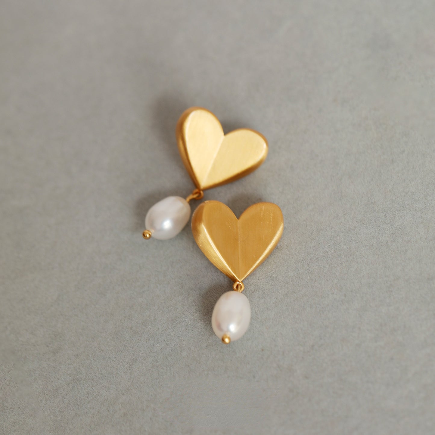 ALODIA LOVE EARRING IN BRASS WITH 18K GOLD FINISH AND BAR0QUE PEARLS
