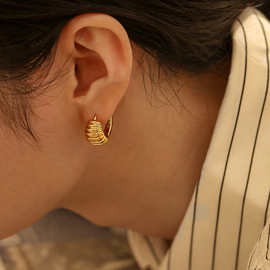 ALODIA EARRING SCULPTURE ELEGANT IN BRASS WITH 18K GOLD FINISH