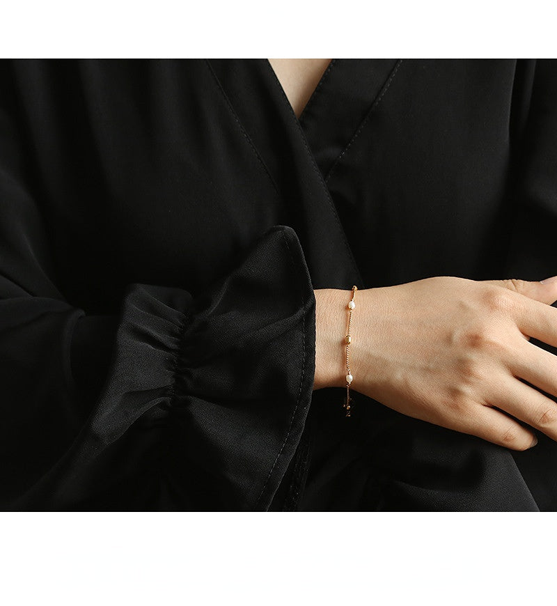 ALODIA BRACELET IN BRASS WITH 18K GOLD FINISH AND BAR0QUE PEARLS