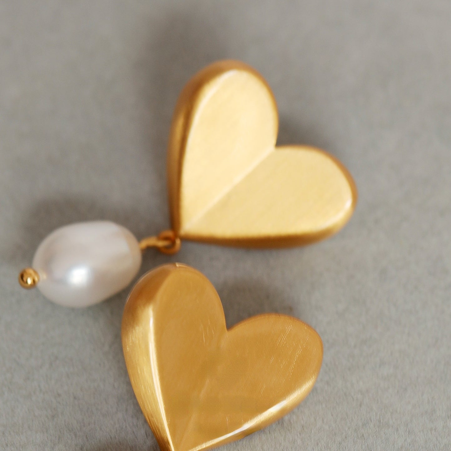 ALODIA LOVE EARRING IN BRASS WITH 18K GOLD FINISH AND BAR0QUE PEARLS