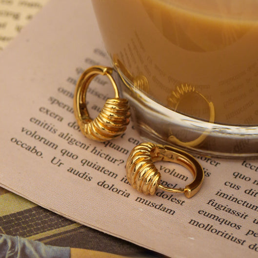 ALODIA EARRING SCULPTURE ELEGANT IN BRASS WITH 18K GOLD FINISH