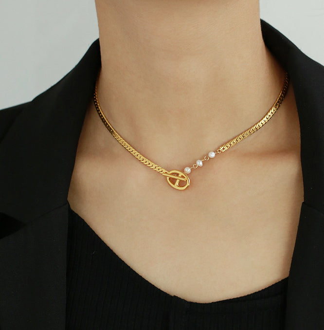 ALODIA NECKLACE IN BRASS WITH 18K GOLD FINISH AND BAROQUE PEARLS
