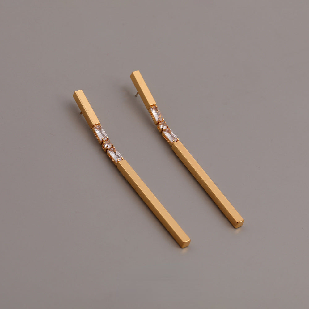 ALODIA  ELEGANT EARRING IN BRASS WITH 18K GOLD FINISH AND ZIRCON