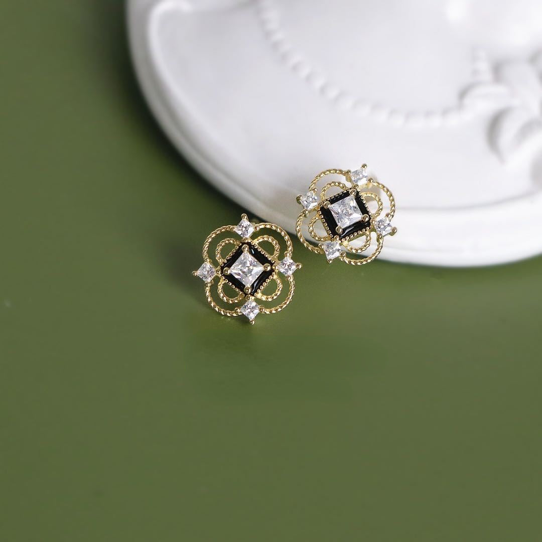 ALODIA  VINTAGE LOVELY ROCOCO EARRING IN 925SILVER WITH 14K GOLD FINISH AND 5A ZIRCON AND BLACK ONYX