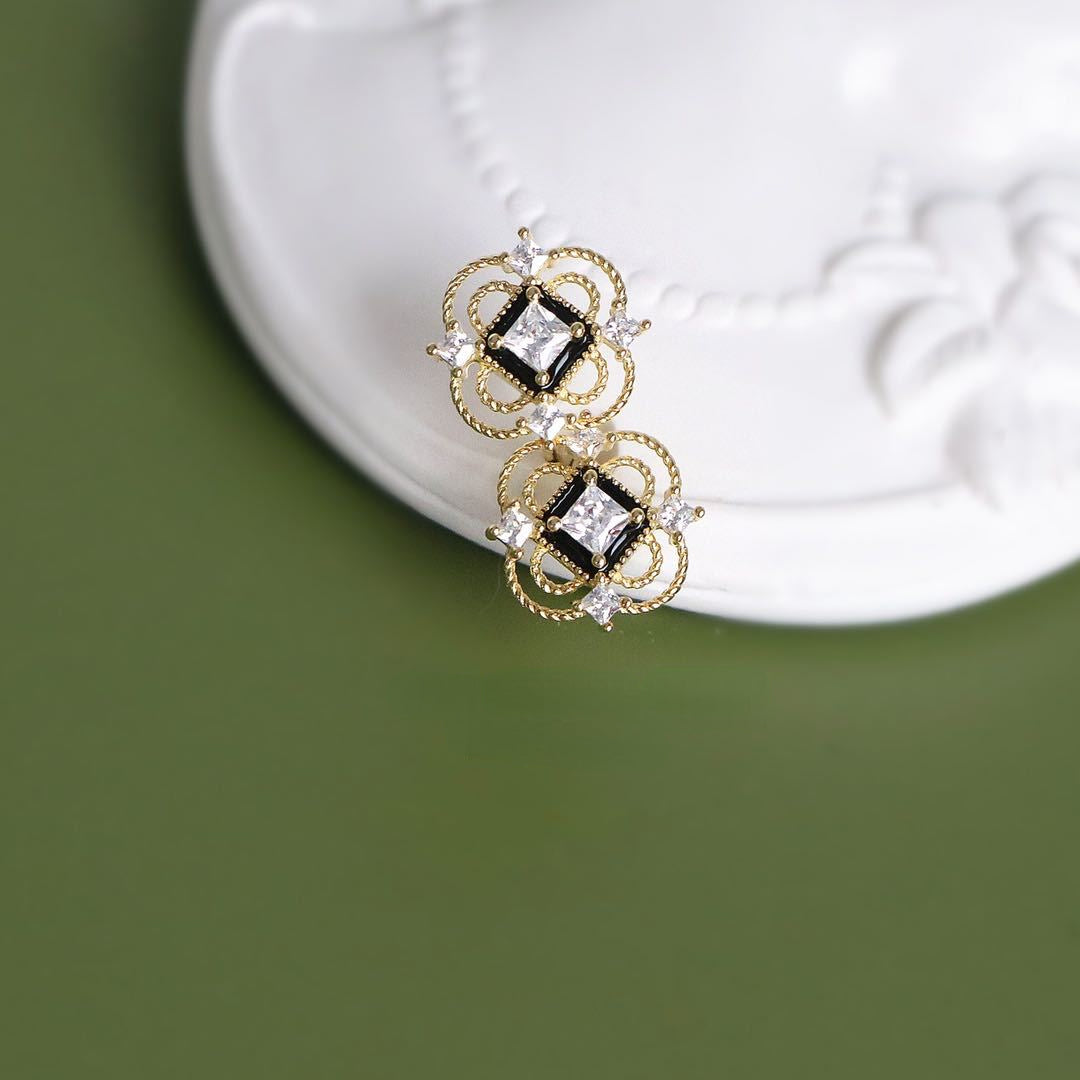 ALODIA  VINTAGE LOVELY ROCOCO EARRING IN 925SILVER WITH 14K GOLD FINISH AND 5A ZIRCON AND BLACK ONYX