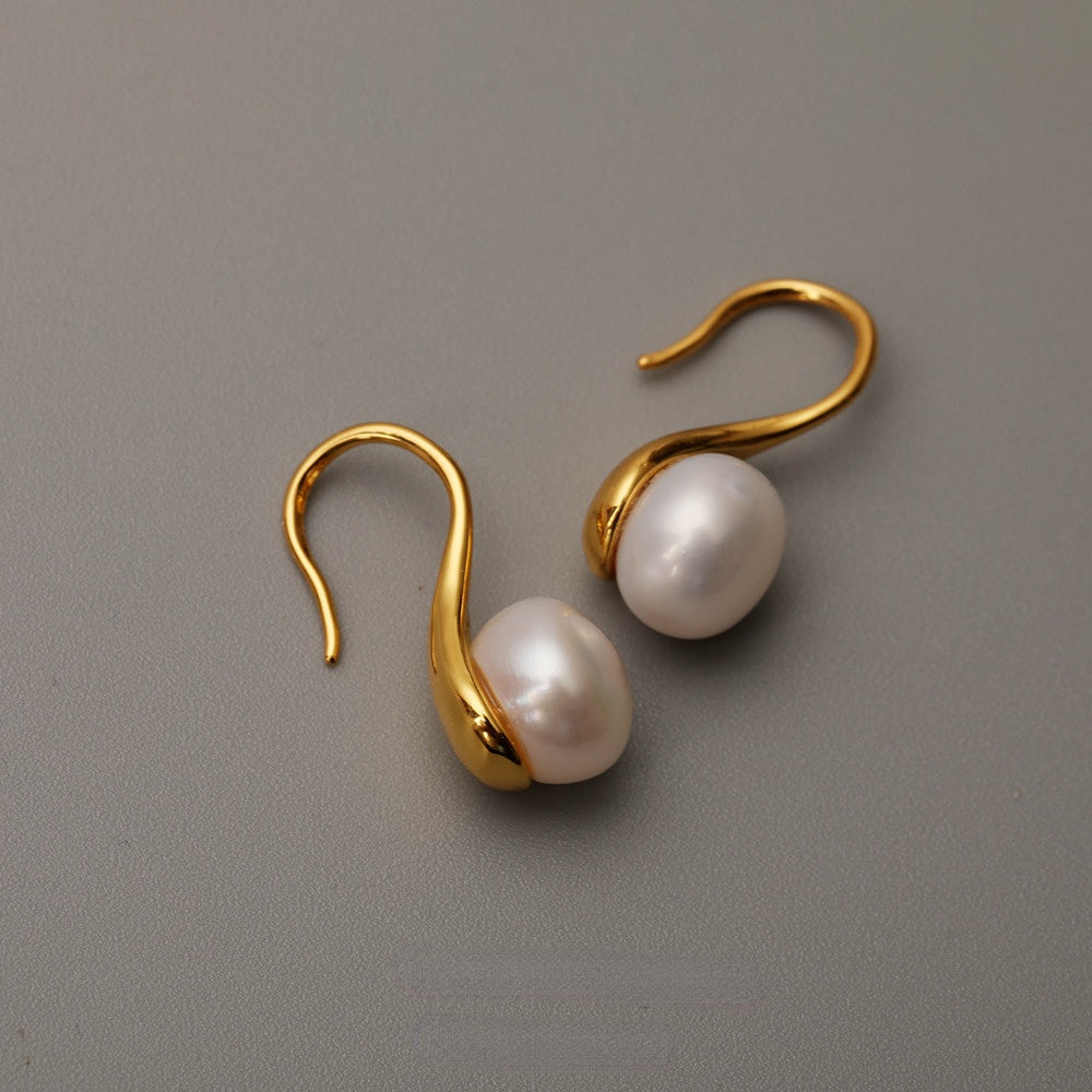 ALODIA MUSICAL NOTES  EARRING IN BRASS WITH 18K GOLD FINISH AND BAR0QUE PEARLS