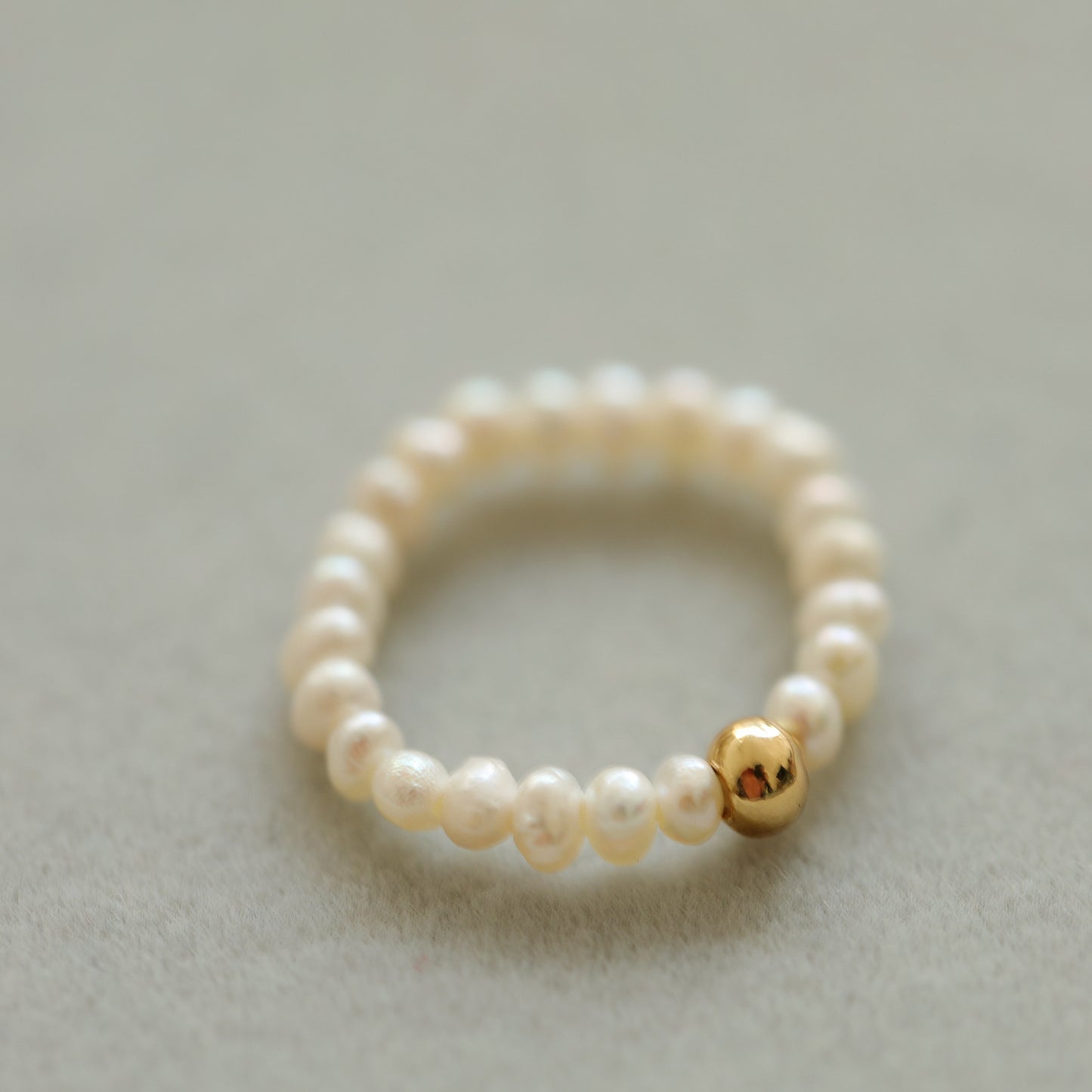 ALODIA

SMALL WHITE LOVELY RING IN 925 SILVER BEAD AND FRESHWATER PEARLS