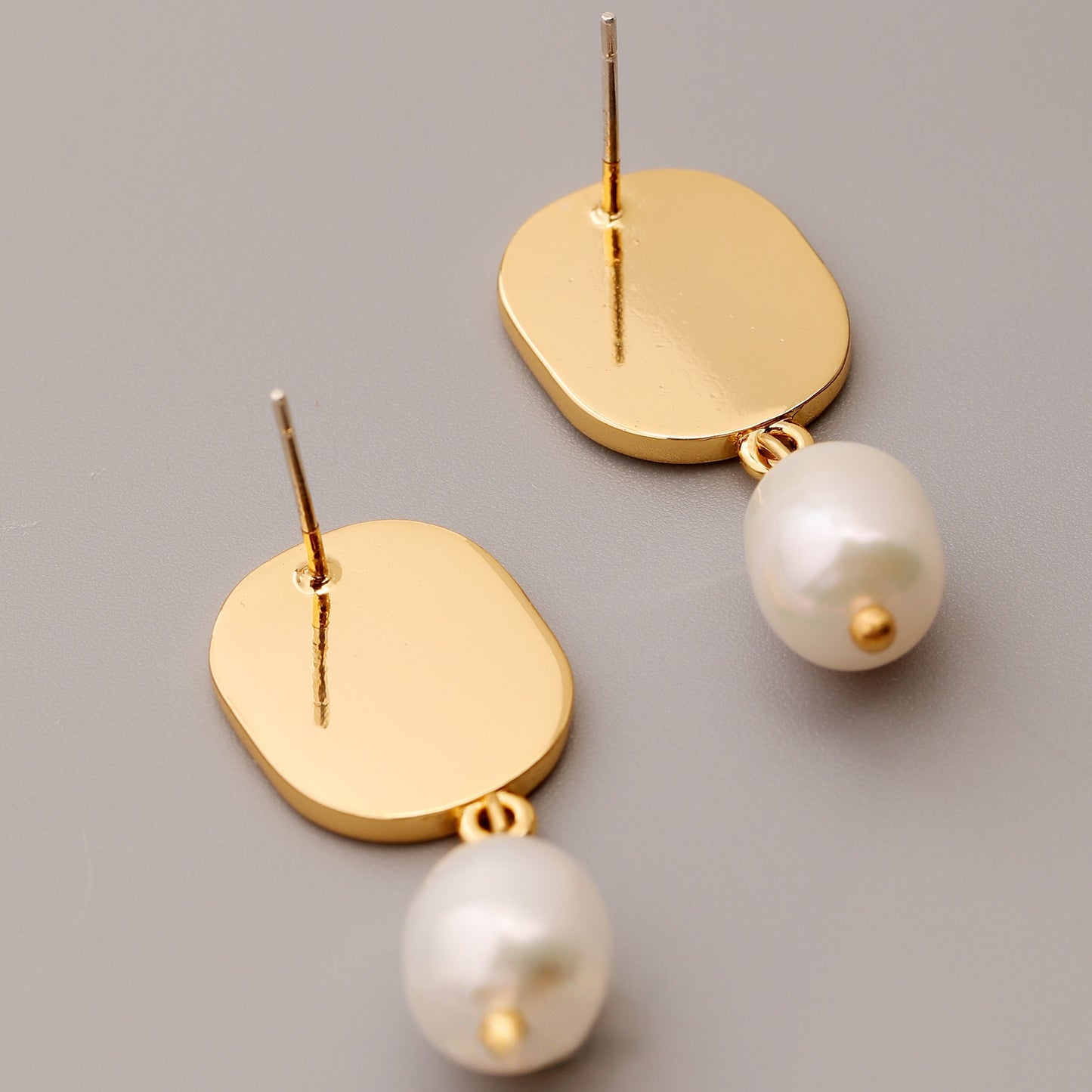 ALODIA  EARRING IN BRASS WITH 18K GOLD FINISH ENAMEL AND BAR0QUE PEARLS 