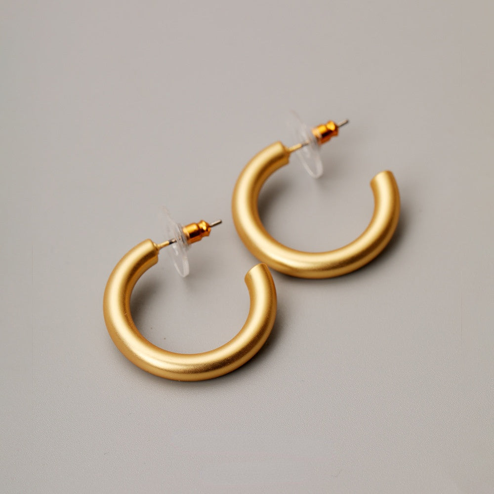 ALODIA  EARRING C-SHAPED IN BRASS WITH 18K GOLD FINISH 