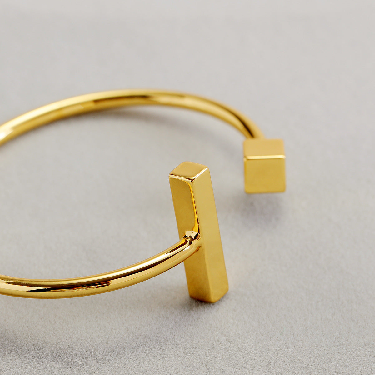 ALODIA  BRACELET IN BRASS WITH 18K GOLD FINISH ADJUSTABLE