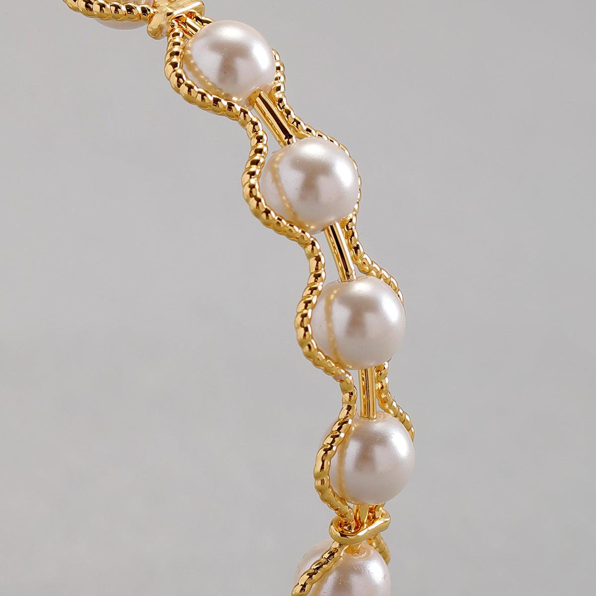 ALODIA  VINTAGE STYLE BRACELET IN BRASS WITH 18K GOLD FINISH AND FRESHWATER PEARLS