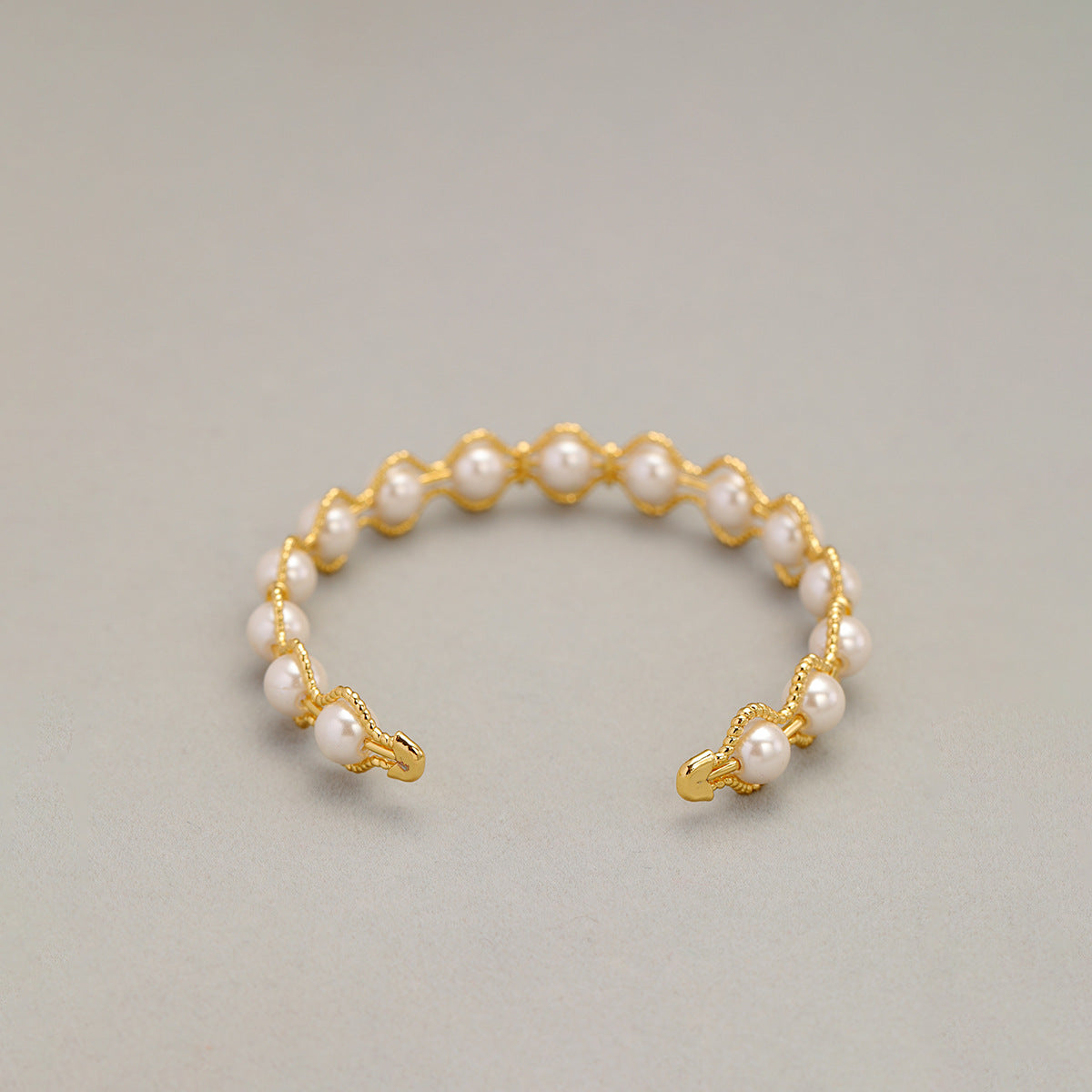 ALODIA  VINTAGE STYLE BRACELET IN BRASS WITH 18K GOLD FINISH AND FRESHWATER PEARLS