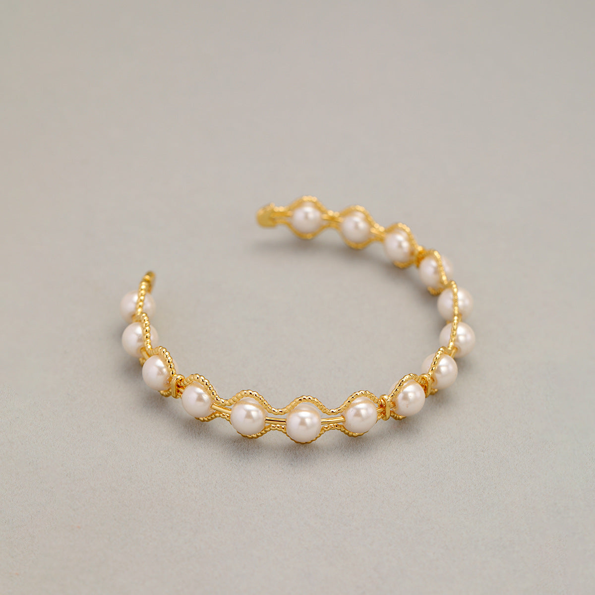 ALODIA  VINTAGE STYLE BRACELET IN BRASS WITH 18K GOLD FINISH AND FRESHWATER PEARLS