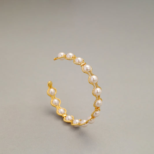 ALODIA  VINTAGE STYLE BRACELET IN BRASS WITH 18K GOLD FINISH AND FRESHWATER PEARLS