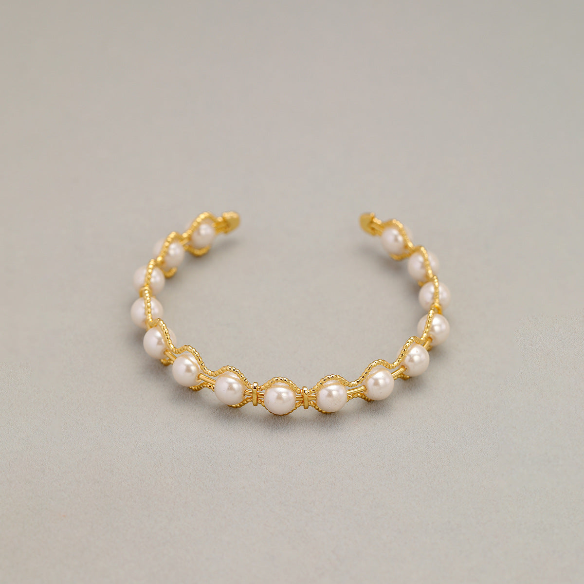 ALODIA  VINTAGE STYLE BRACELET IN BRASS WITH 18K GOLD FINISH AND FRESHWATER PEARLS