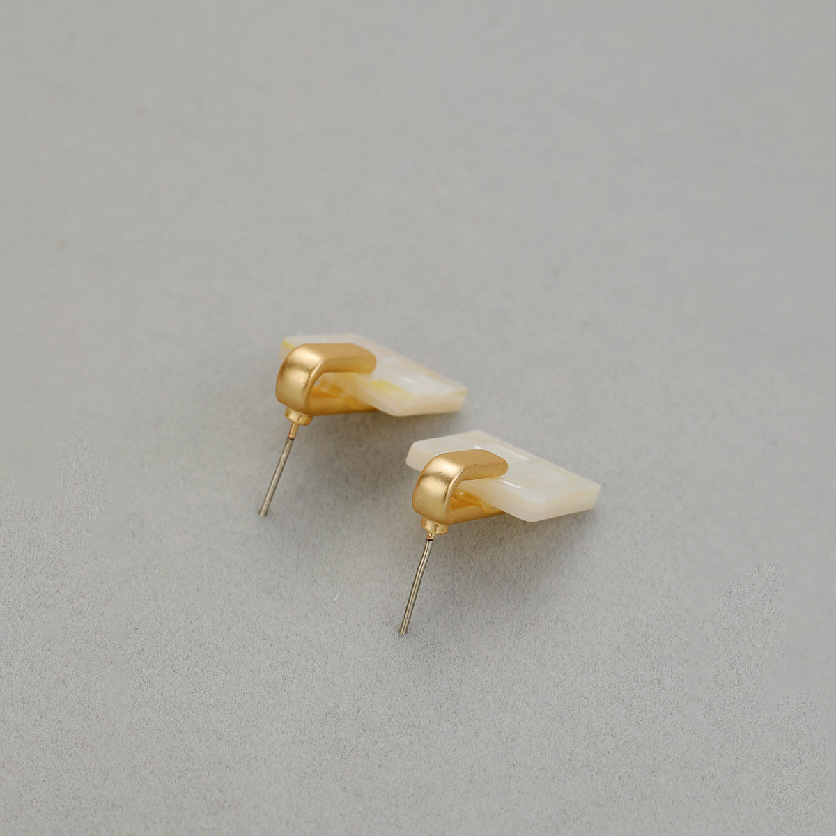 ALODIA  EARRING IN BRASS WITH 18K GOLD FINISH AND MOTHER-OF-PEARL