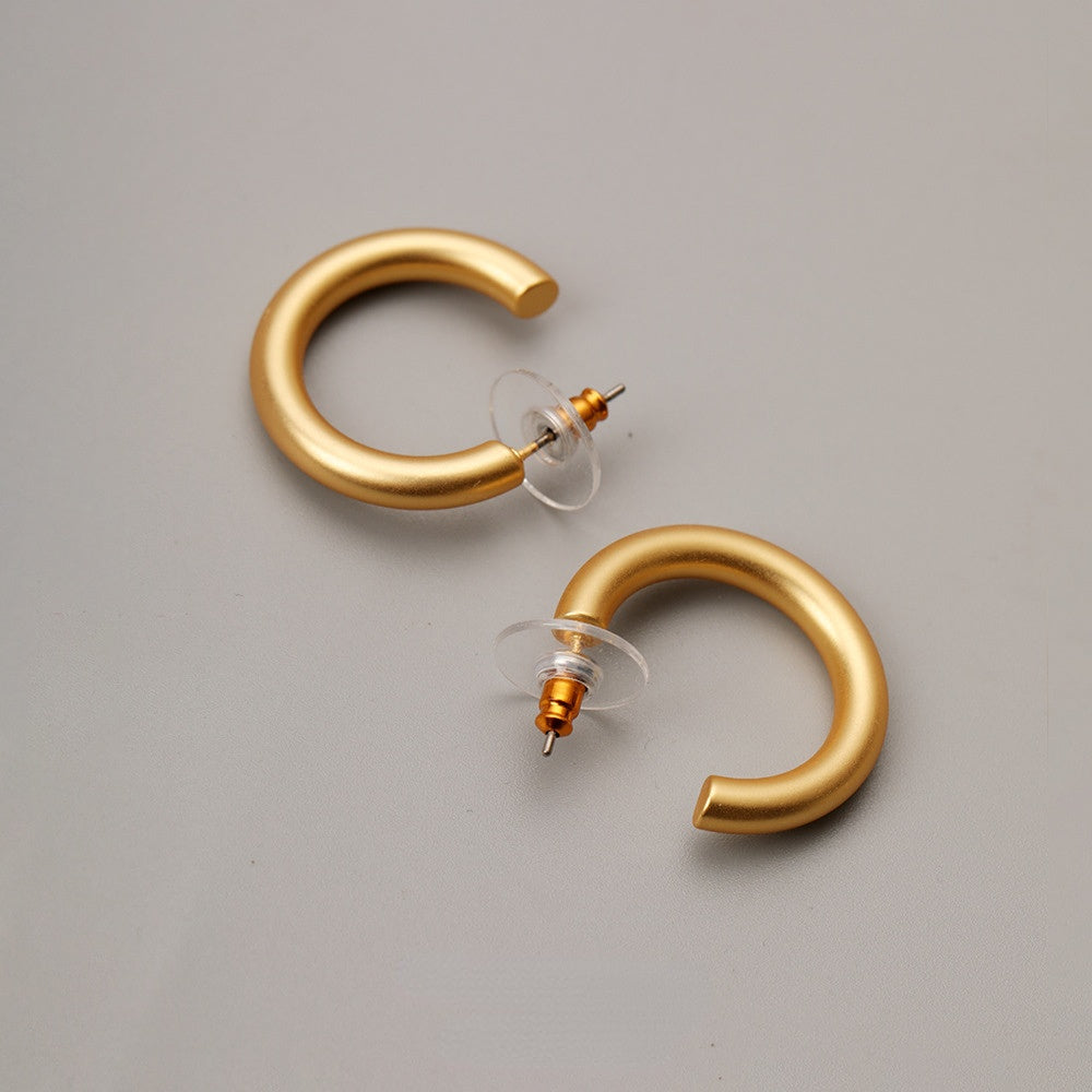 ALODIA  EARRING C-SHAPED IN BRASS WITH 18K GOLD FINISH 