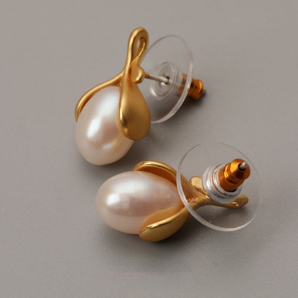 ALODIA  EARRING IN BRASS WITH 18K GOLD FINISH AND BAR0QUE PEARLS 