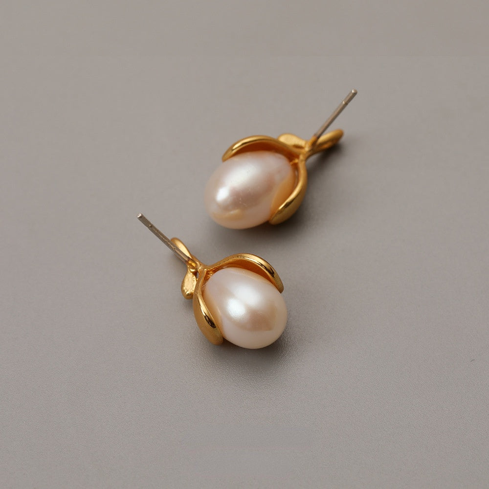 ALODIA  EARRING IN BRASS WITH 18K GOLD FINISH AND BAR0QUE PEARLS 